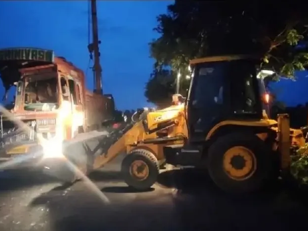 రెండు లారీలు ఢీ.. వ్యక్తికి గాయాలు