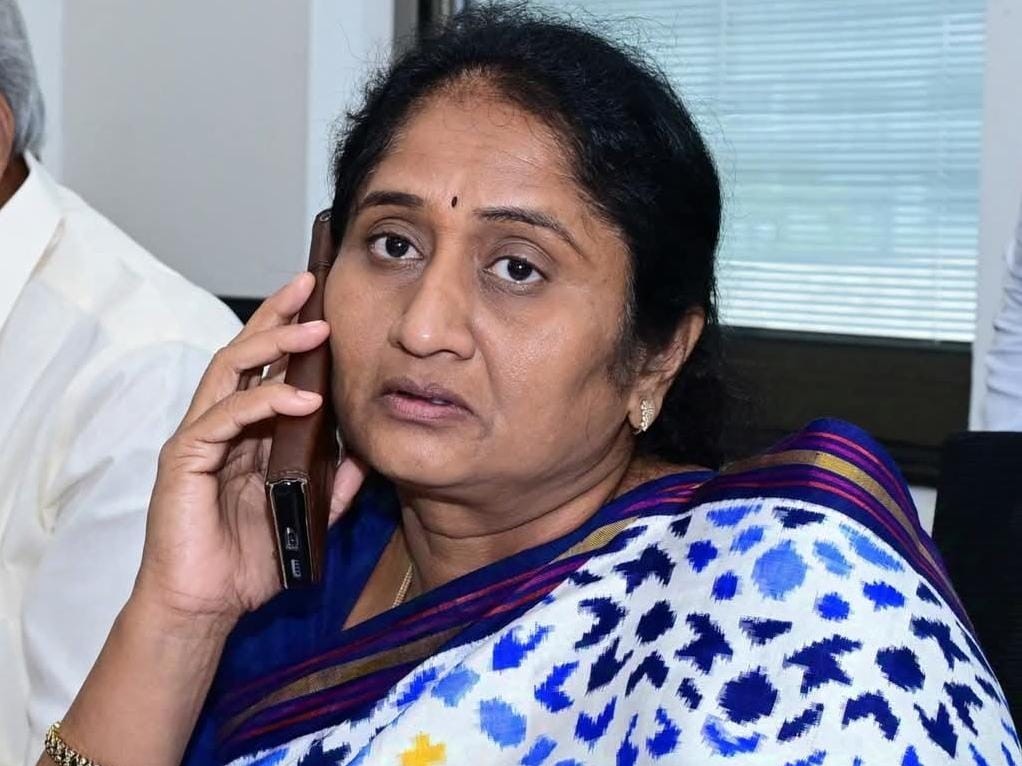 మొంథా తుఫాన్‌తో అప్రమత్తంగా ఉండండి: మంత్రి సవిత