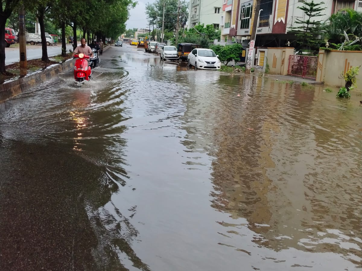 గాజువాకలో చెరువులను తలపిస్తున్న రహదారులు