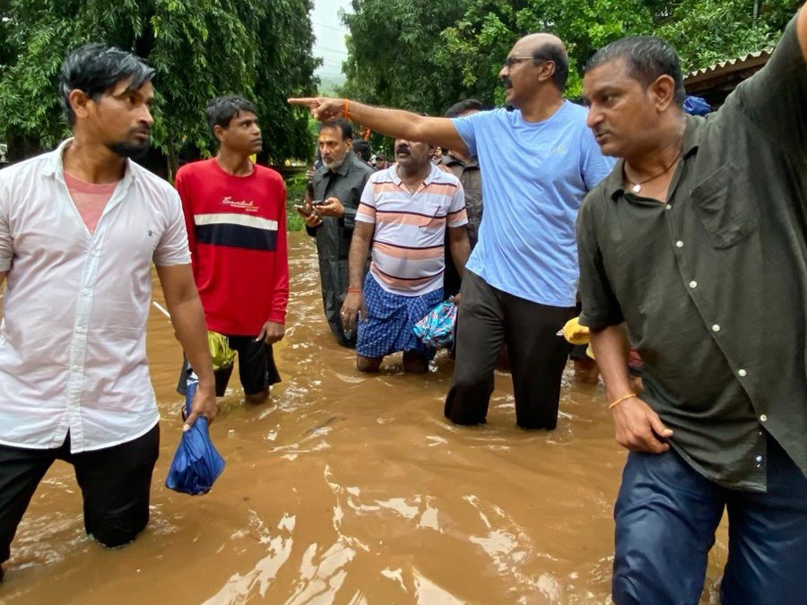 నీట మునిగిన ప్రాంతాల్లో ఎమ్మెల్యే ప‌ర్య‌ట‌న‌