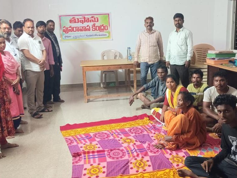పునరావాస కేంద్రాలను ప్రారంభించిన తాసీల్దార్