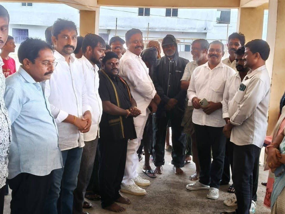 తీర ప్రాంతాల్లో మాజీ ఎమ్మెల్యే పర్యటన