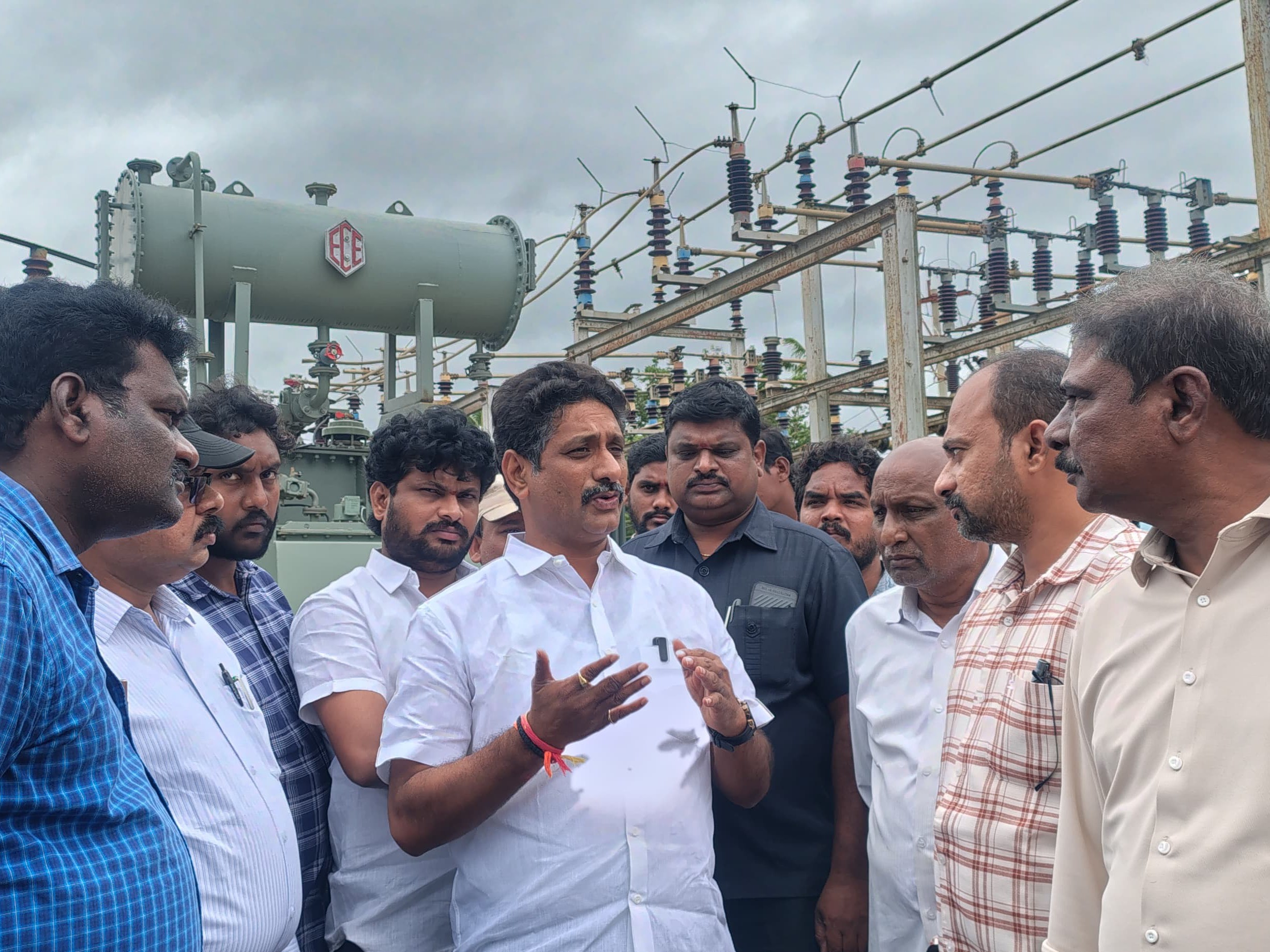 విద్యుత్ అధికారులతో ఎమ్మెల్యే సమీక్ష