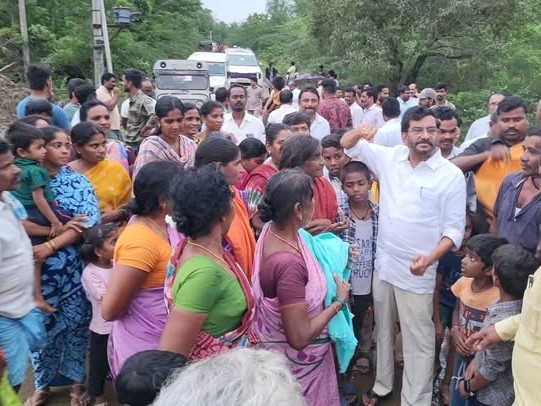 పర్వతాపురం గ్రామాన్ని సందర్శించిన ఎమ్మెల్యే