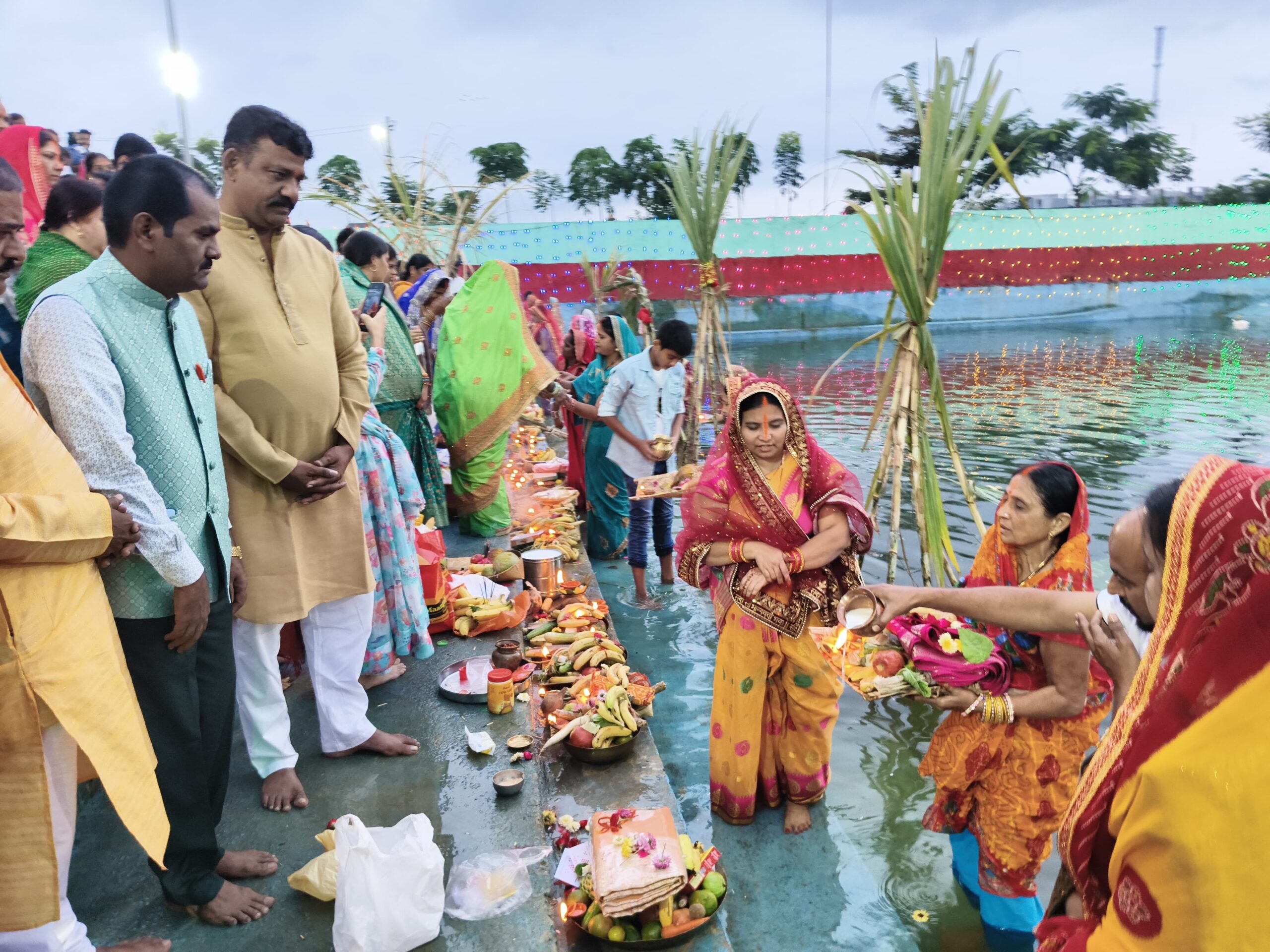పెద్దచెరువు కొలనులో ఛట్ పూజ కార్యక్రమం