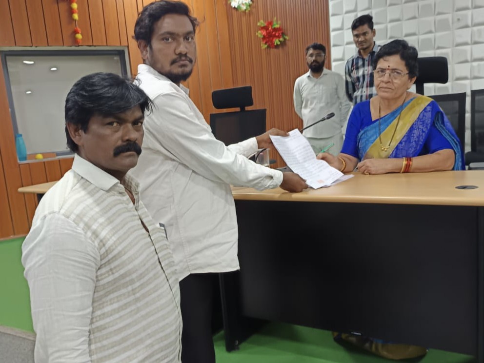 చట్టాన్ని ఉల్లంఘించిన అధికారిపై కలెక్టర్‌కు ఫిర్యాదు