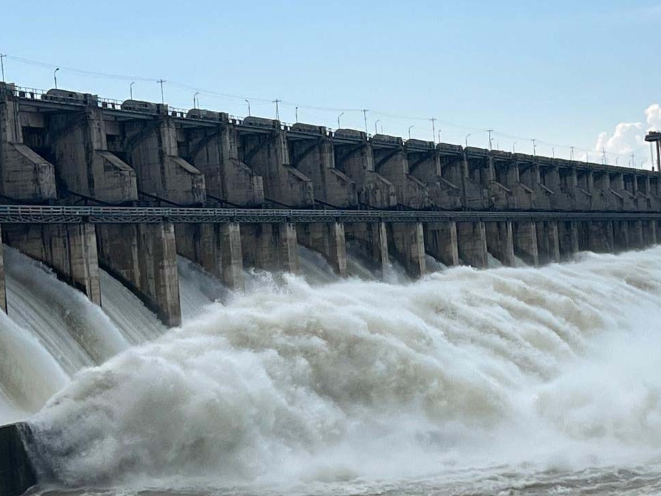 పెరుగుతున్న వరద.. 8 గేట్లు ఎత్తివేత