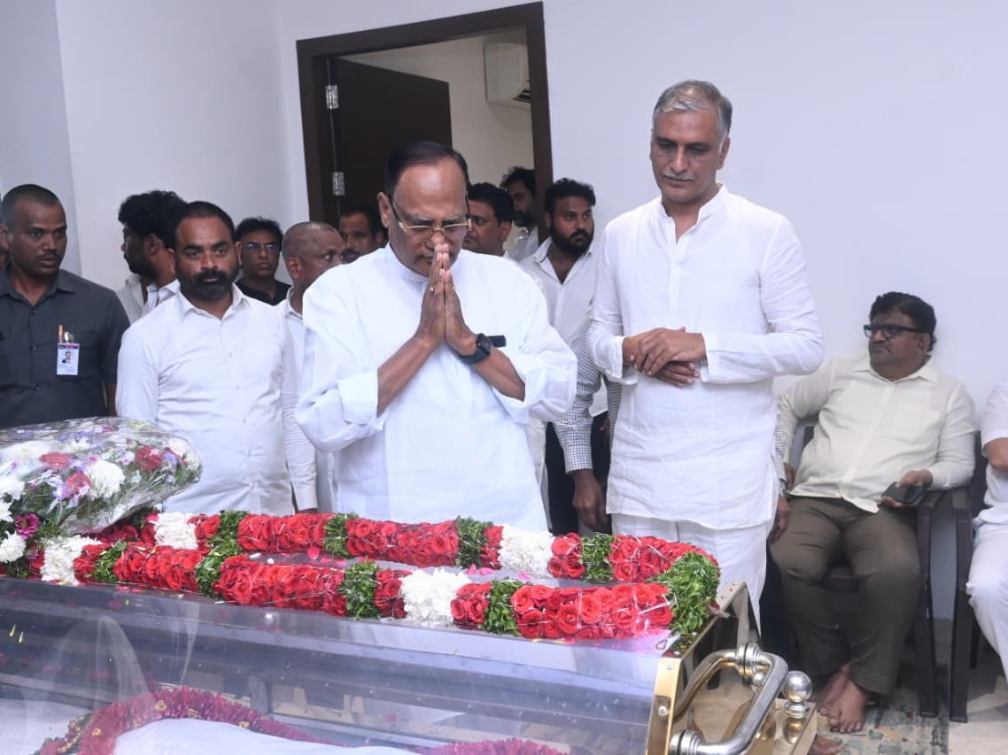 హరీష్ రావు తండ్రి పార్టీ దేహానికి గుత్తా నివాళులు