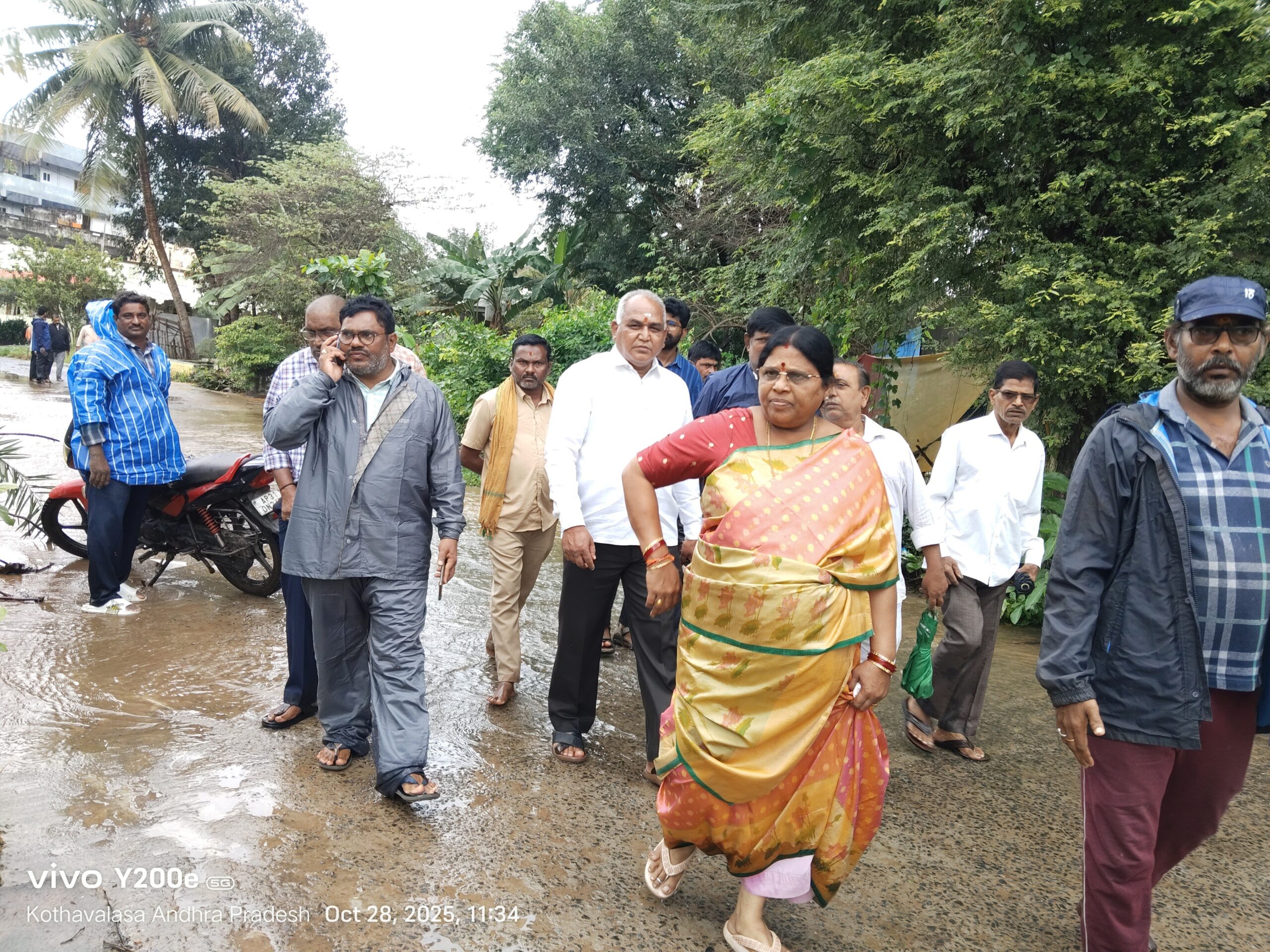 లోతట్టు ప్రాంతాల్లో పర్యటించిన ఎమ్మెల్యే