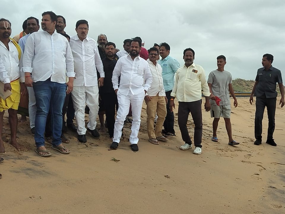 సముద్ర తీర ప్రాంతంలో పర్యటించిన ఎమ్మెల్యే, ఎంపీ