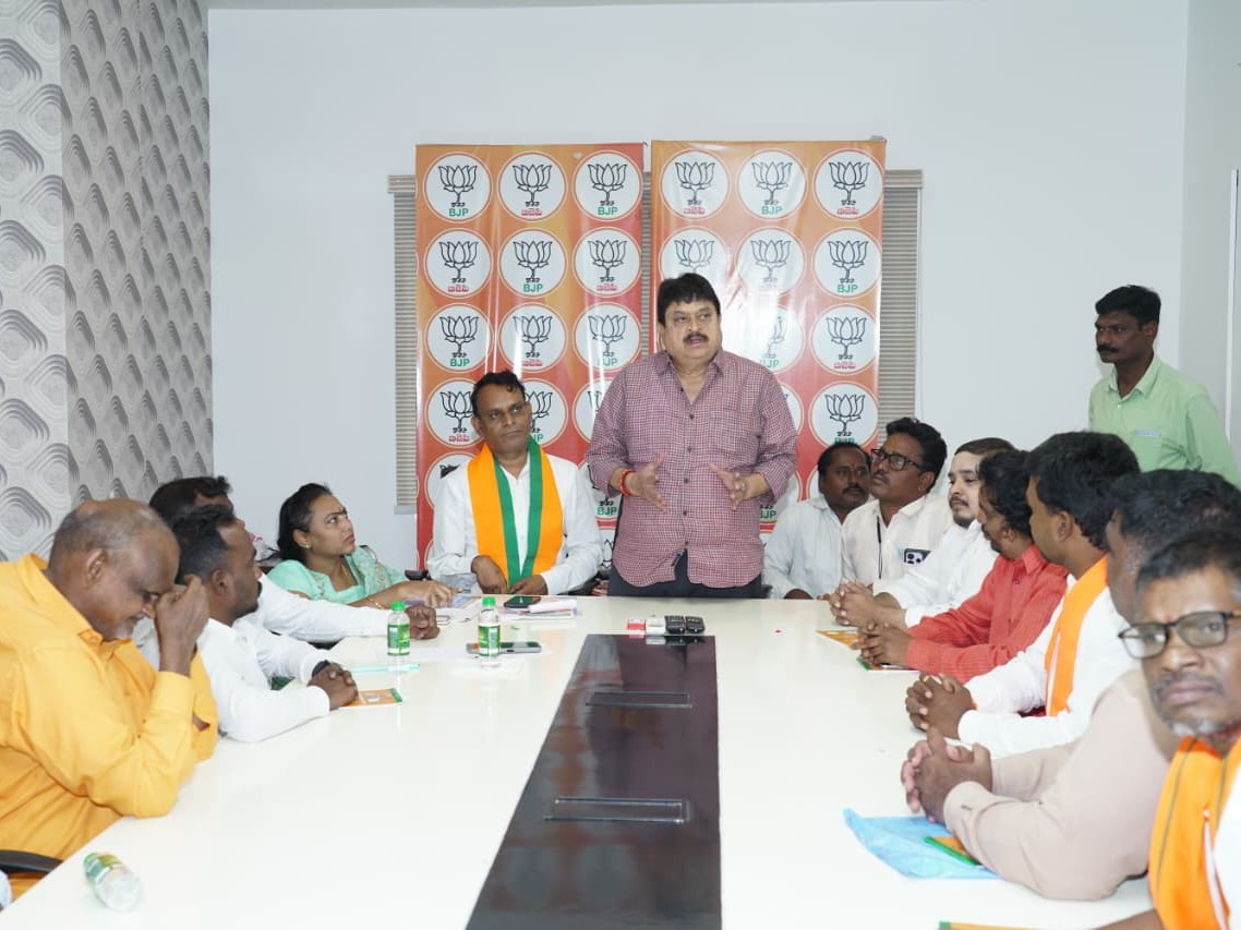 దివ్యాంగులతో బీజేపీ అధ్యక్షుడి సమావేశం