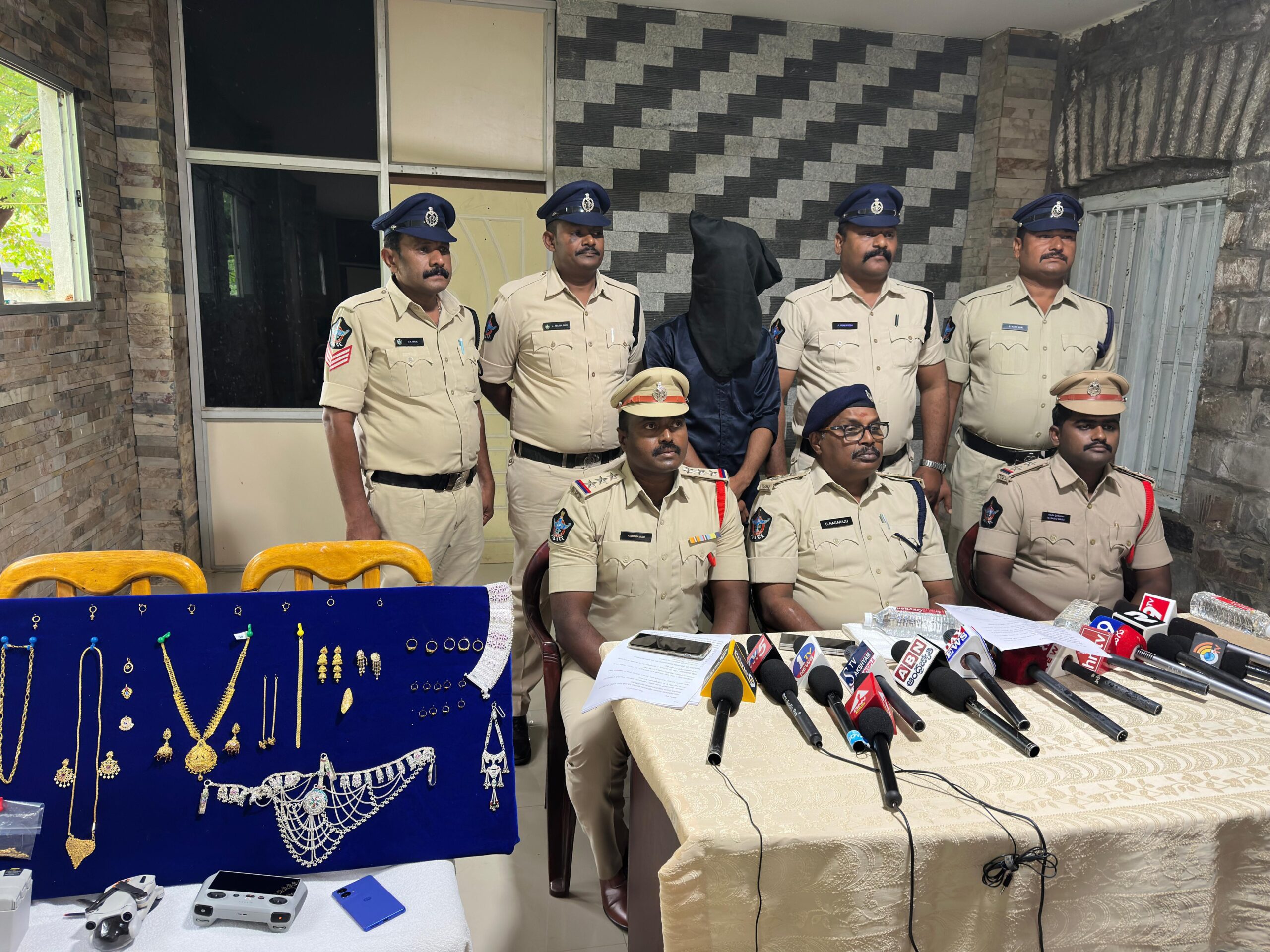 చెడు అలవాట్లకు బానిసై దొంగగా మారిన యువకుడు