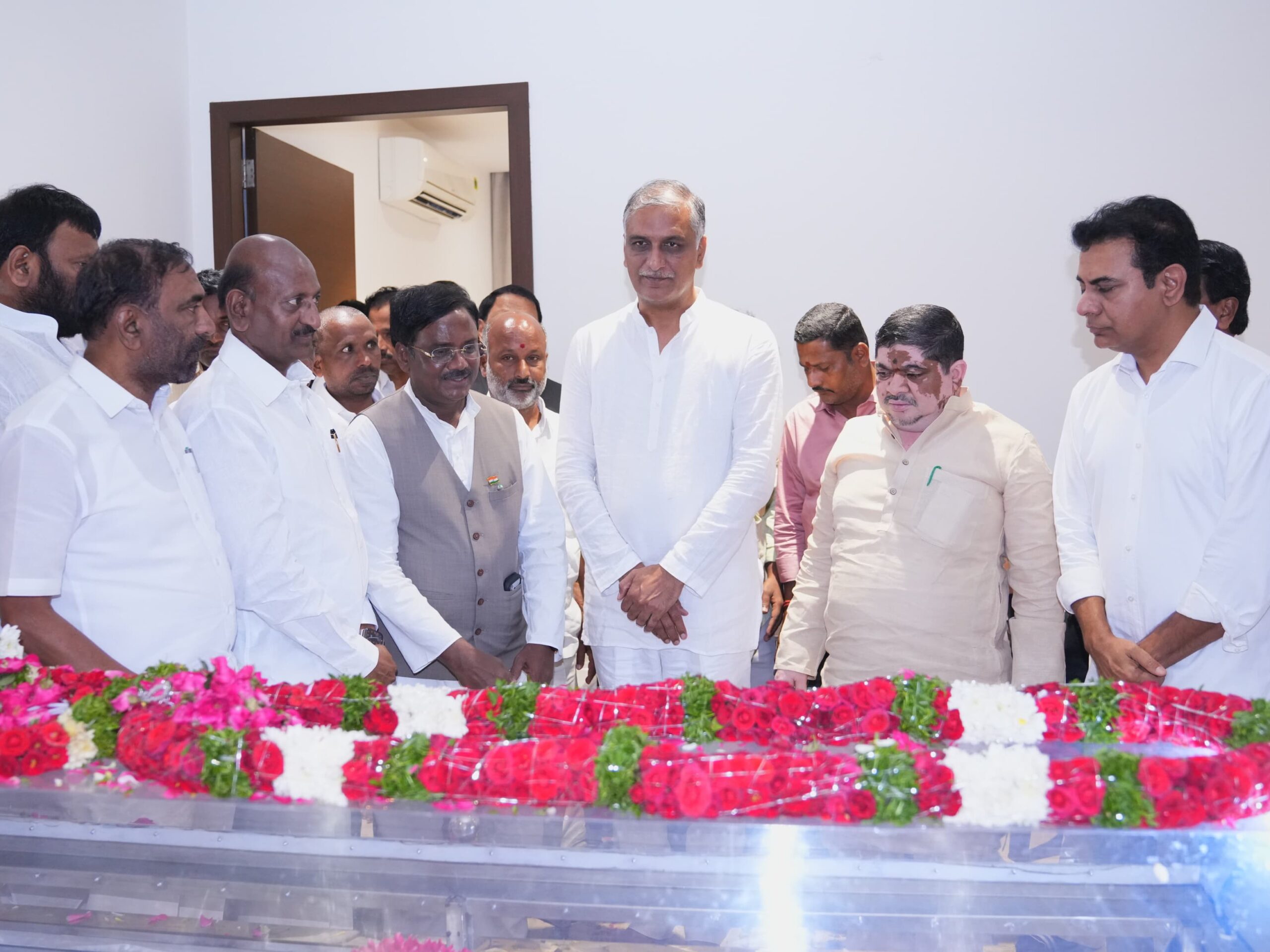 హరీష్ రావును పరామర్శించిన మంత్రులు