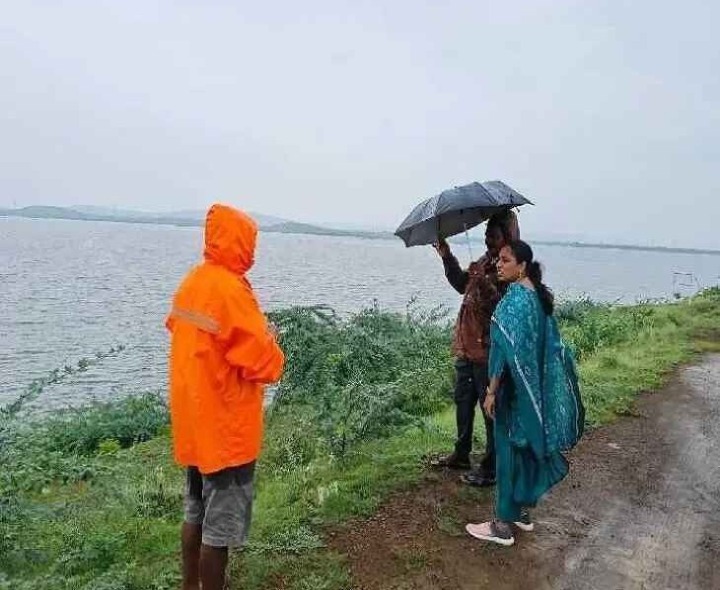 నీటి ప్రవాహాన్ని పరిశీలించిన తహసీల్దార్