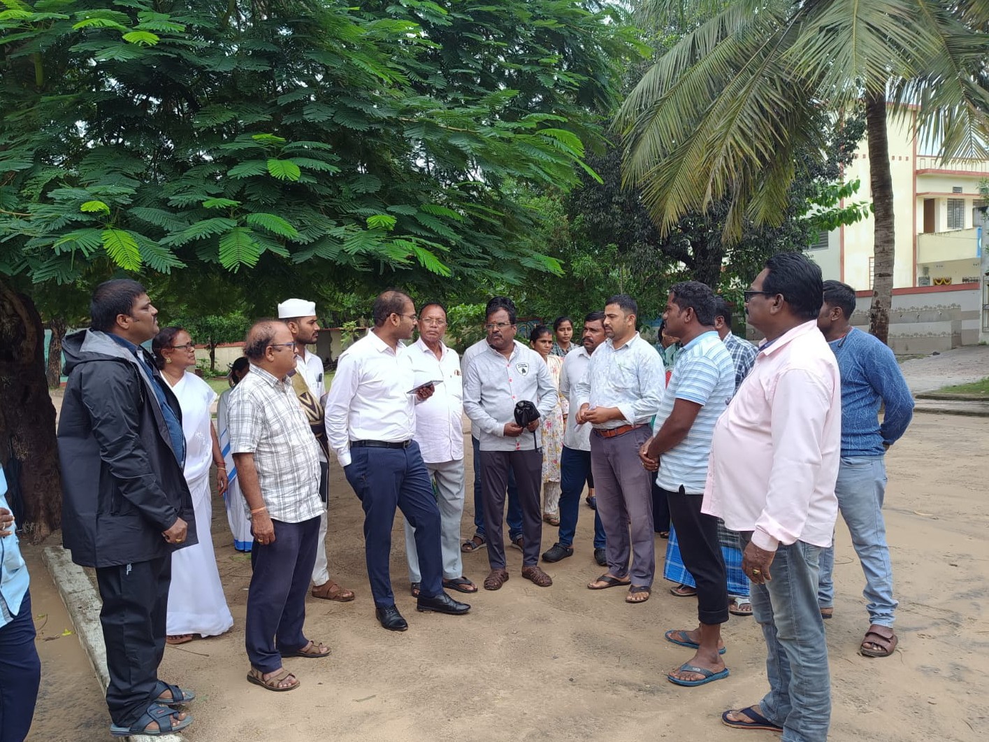 పునరావాస కేంద్రాలను సందర్శించిన ఆర్డీవో