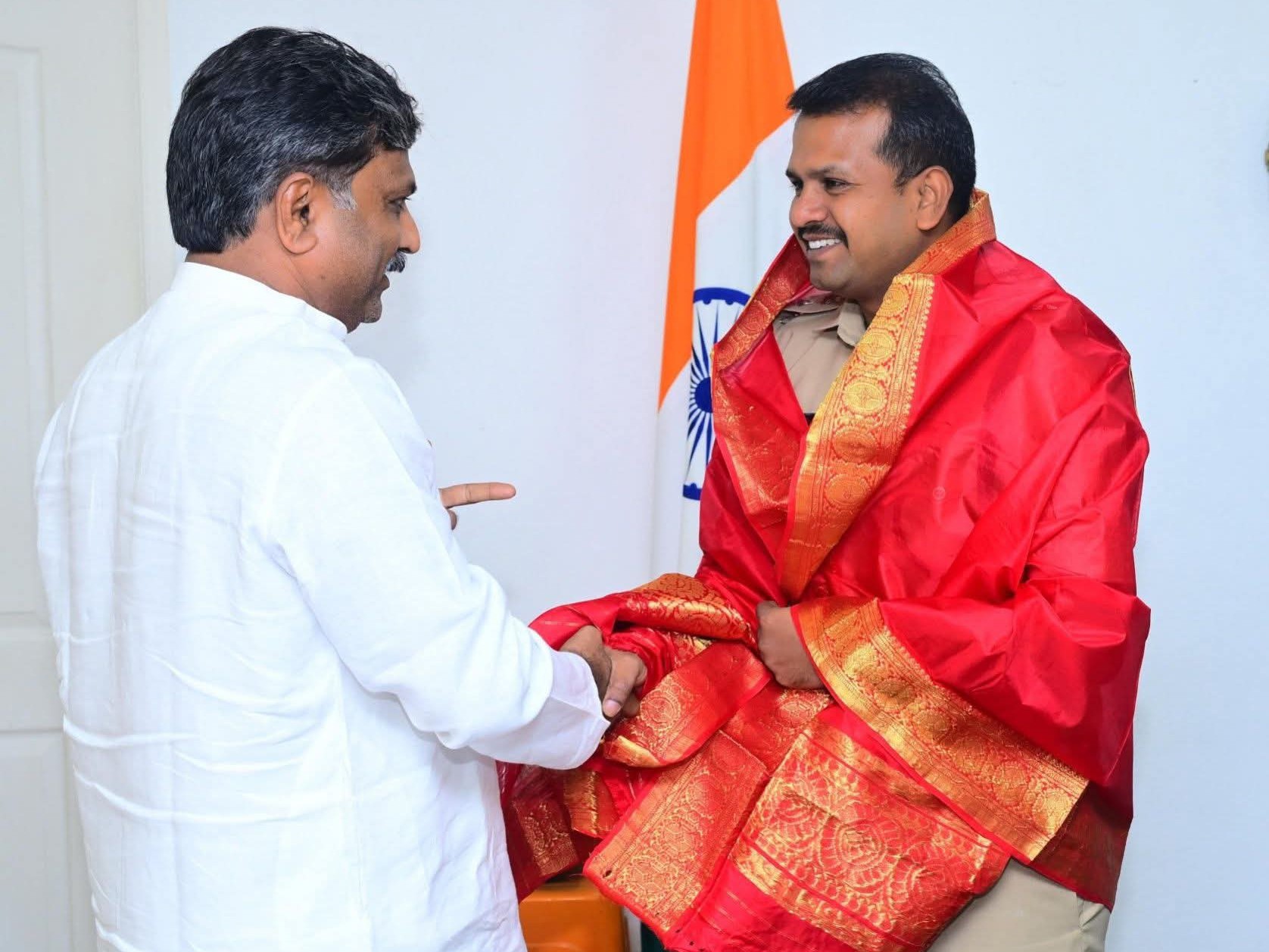 జిల్లా ఎస్పీతో జనసేన రాష్ట్ర ప్రధాన కార్యదర్శి భేటీ