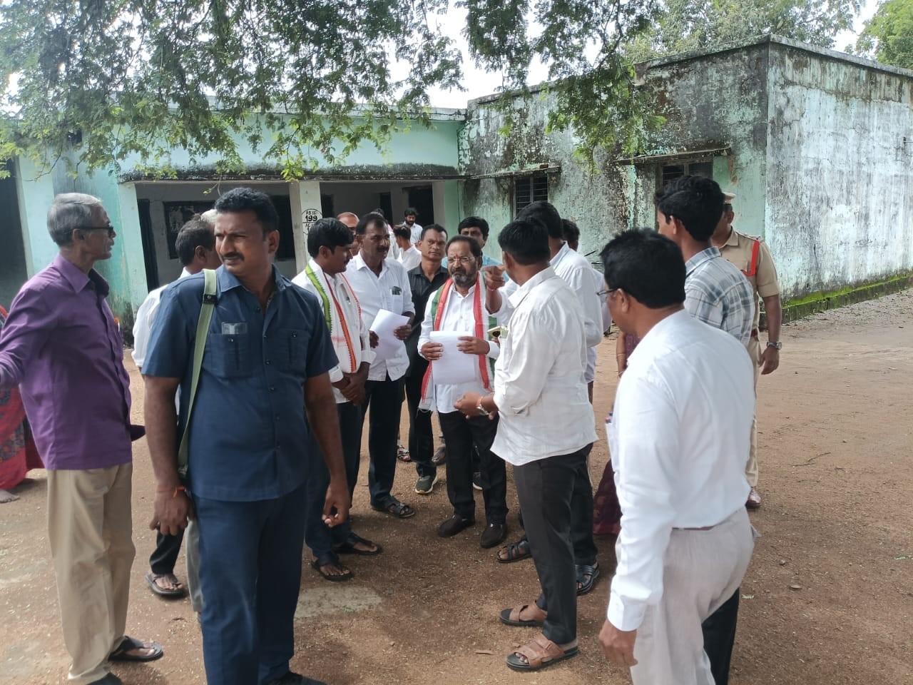 పాఠశాలలో ప్రహరీ గోడ నిర్మించాలని ఎమ్మెల్యేకు వినతి