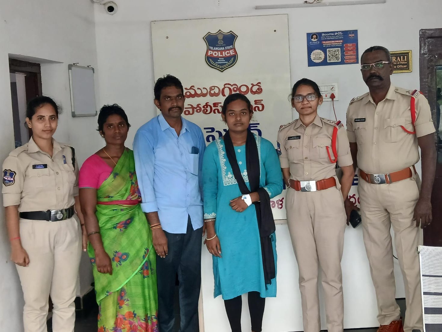 అదృశ్యమైన బాలికను తల్లిదండ్రులకు అప్పగించిన ఎస్సై