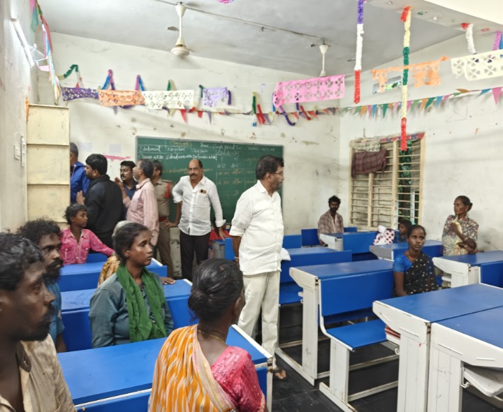 పునరావాస కేంద్రాలను సందర్శించిన ఎమ్మెల్యే