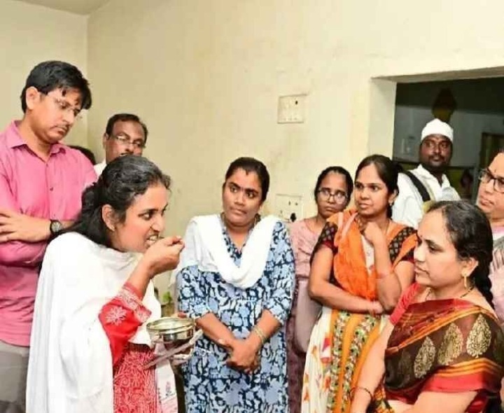 మధ్యాహ్న భోజనం నాణ్యతను పరిశీలించిన కలెక్టర్