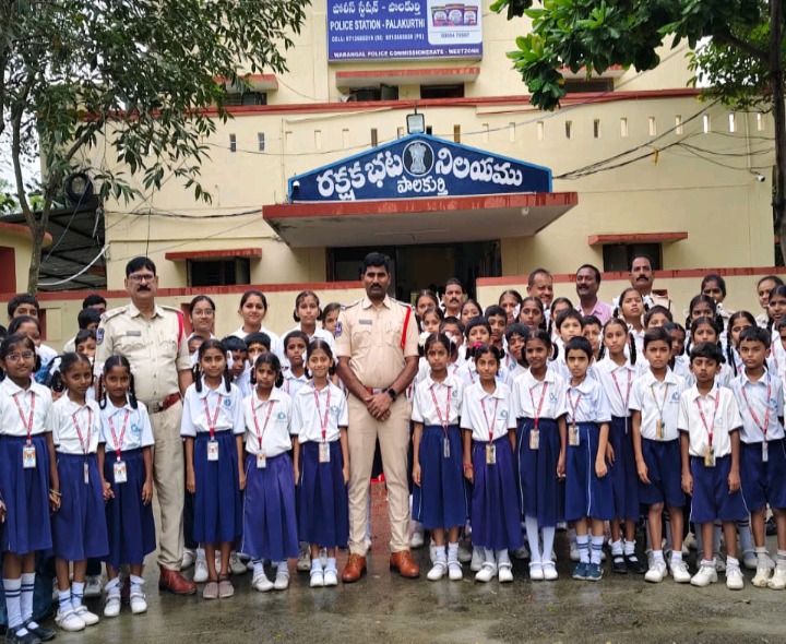 విద్యార్థులకు అవగాహన కల్పించిన పోలీసులు