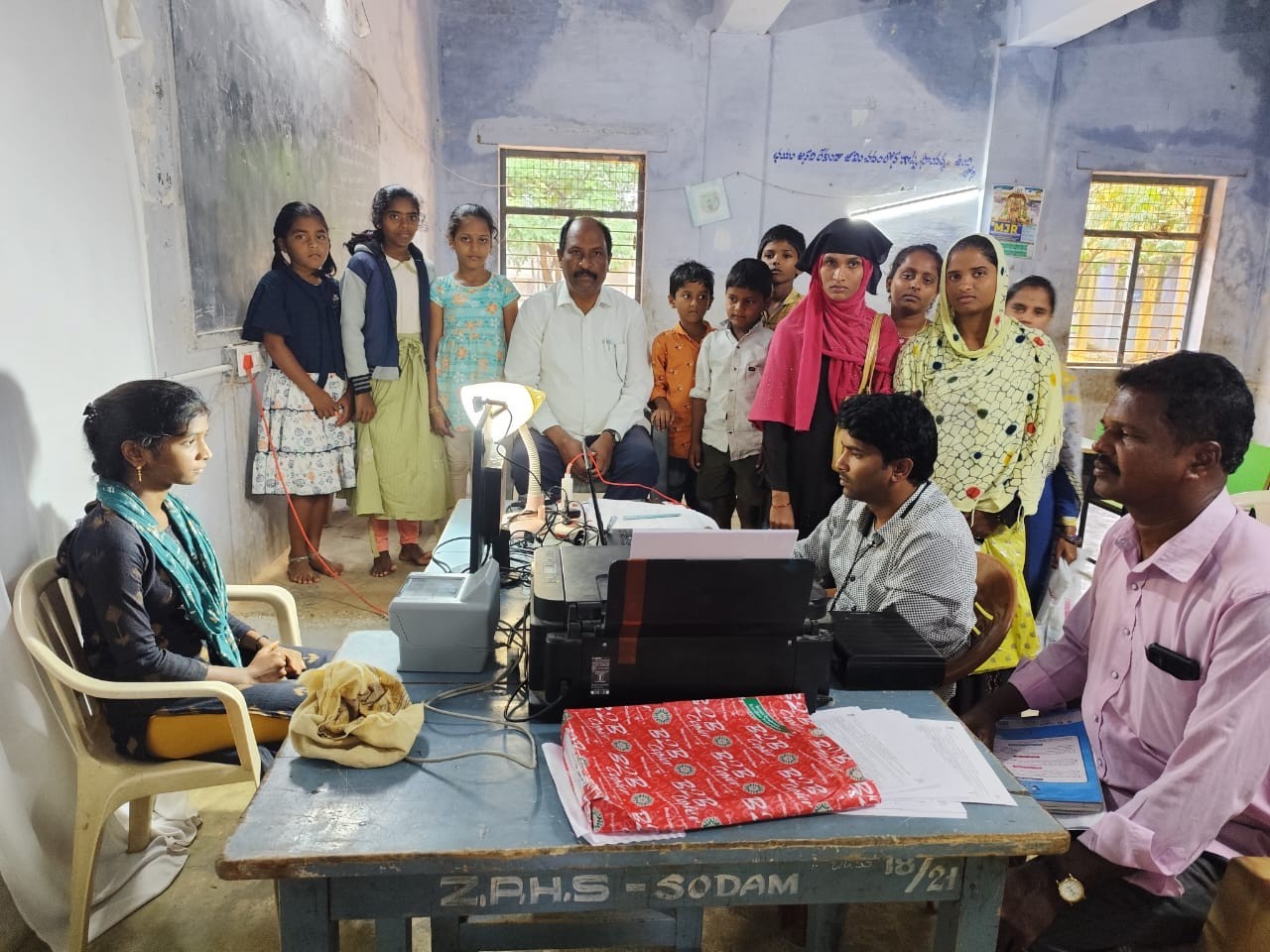 విద్యార్ధులు ఆధార్ అప్‌డేట్ చేసుకోండి: ఎంఈవో