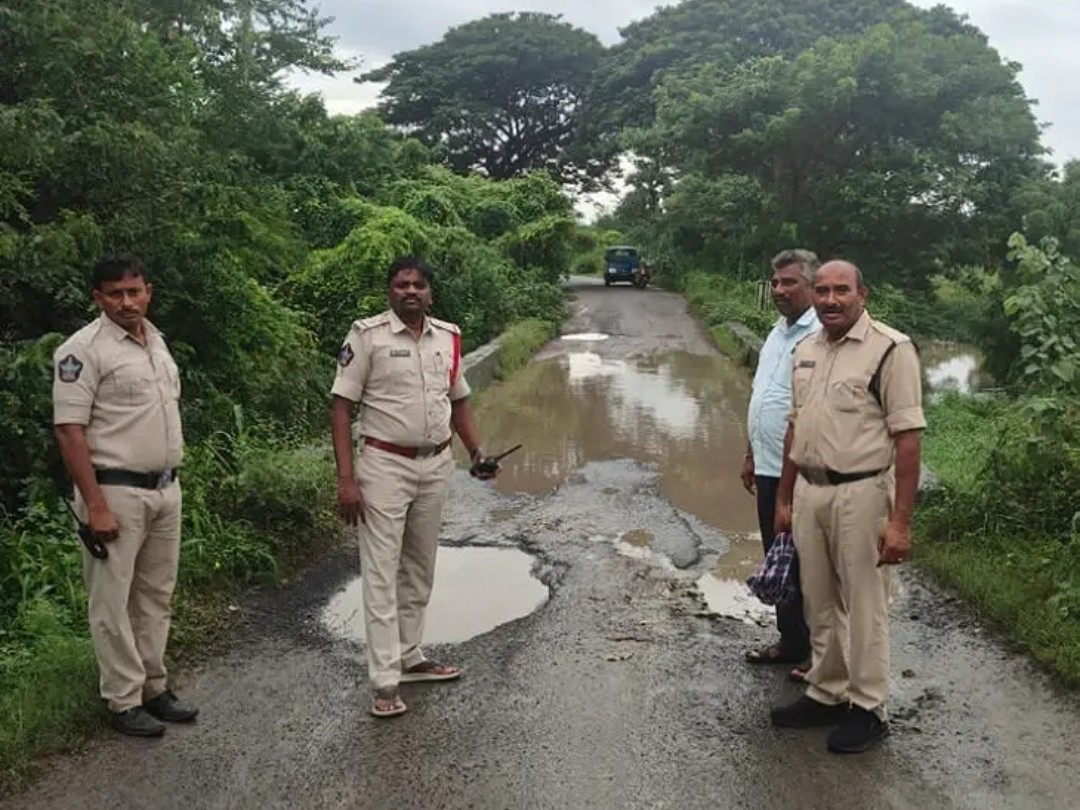 ప్రమాదకర వంతెనల వద్ద పోలీసుల భద్రత