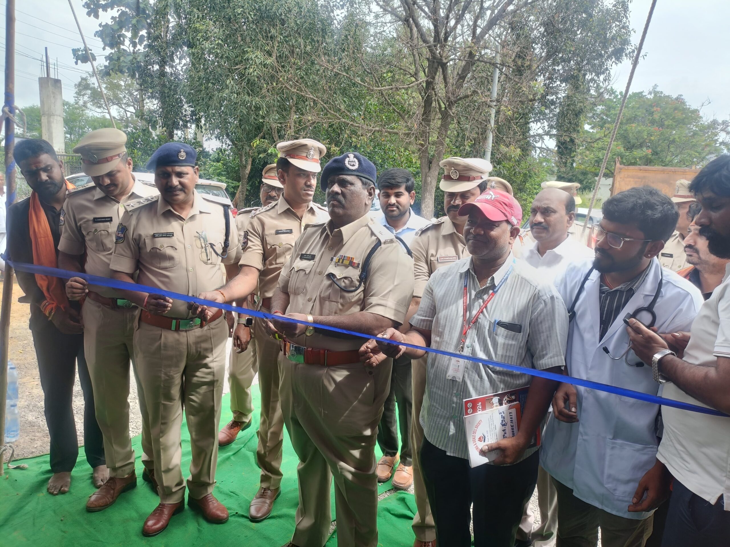 సేవా కార్యక్రమంలోను పోలీసులు ముందుంటారు
