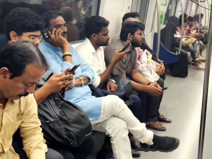 హైదరాబాద్ మెట్రో రైలులో ప్రయాణించిన ప్రభుత్వ విప్