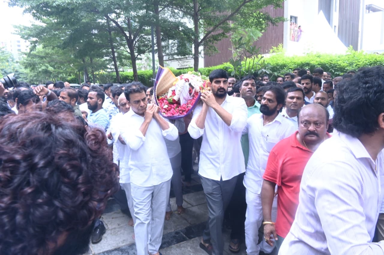 పాడె మోసిన కేటీఆర్