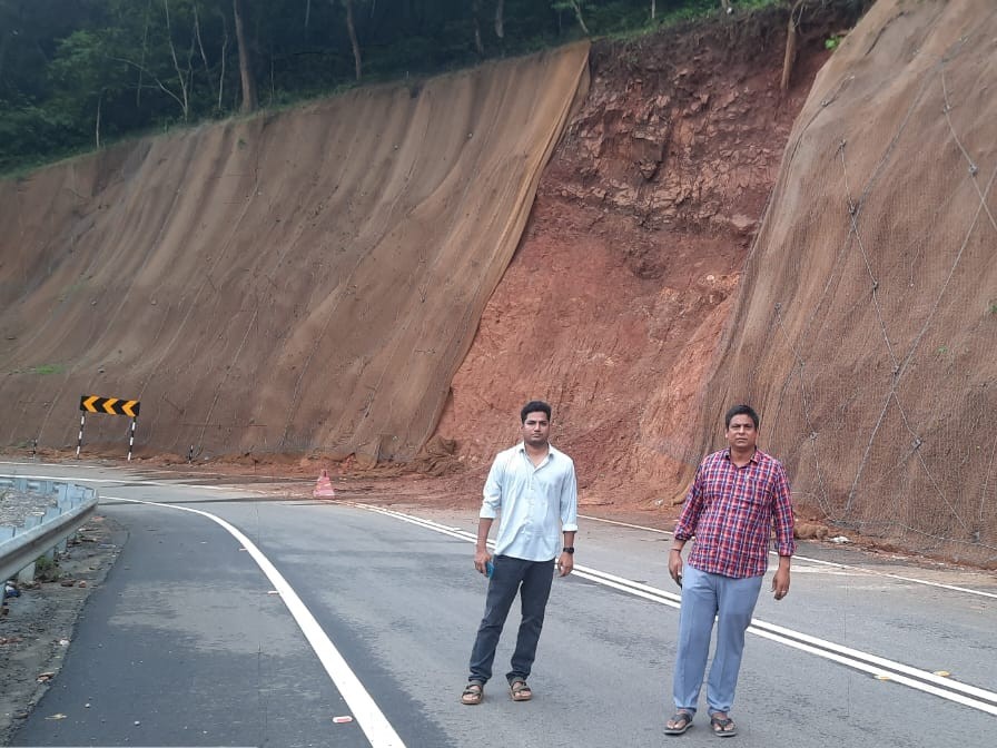 ఘాట్ రోడ్డును పరిశీలించిన సీఐ, ఎస్సైలు