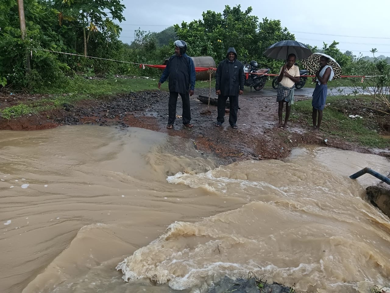 భారీ వర్షాలకు కొట్టుకుపోయిన కల్వర్టు