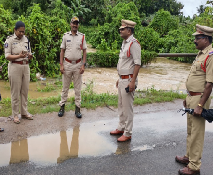 పలు గ్రామాల్లో పర్యటించిన బొబ్బిలి డీఎస్పీ