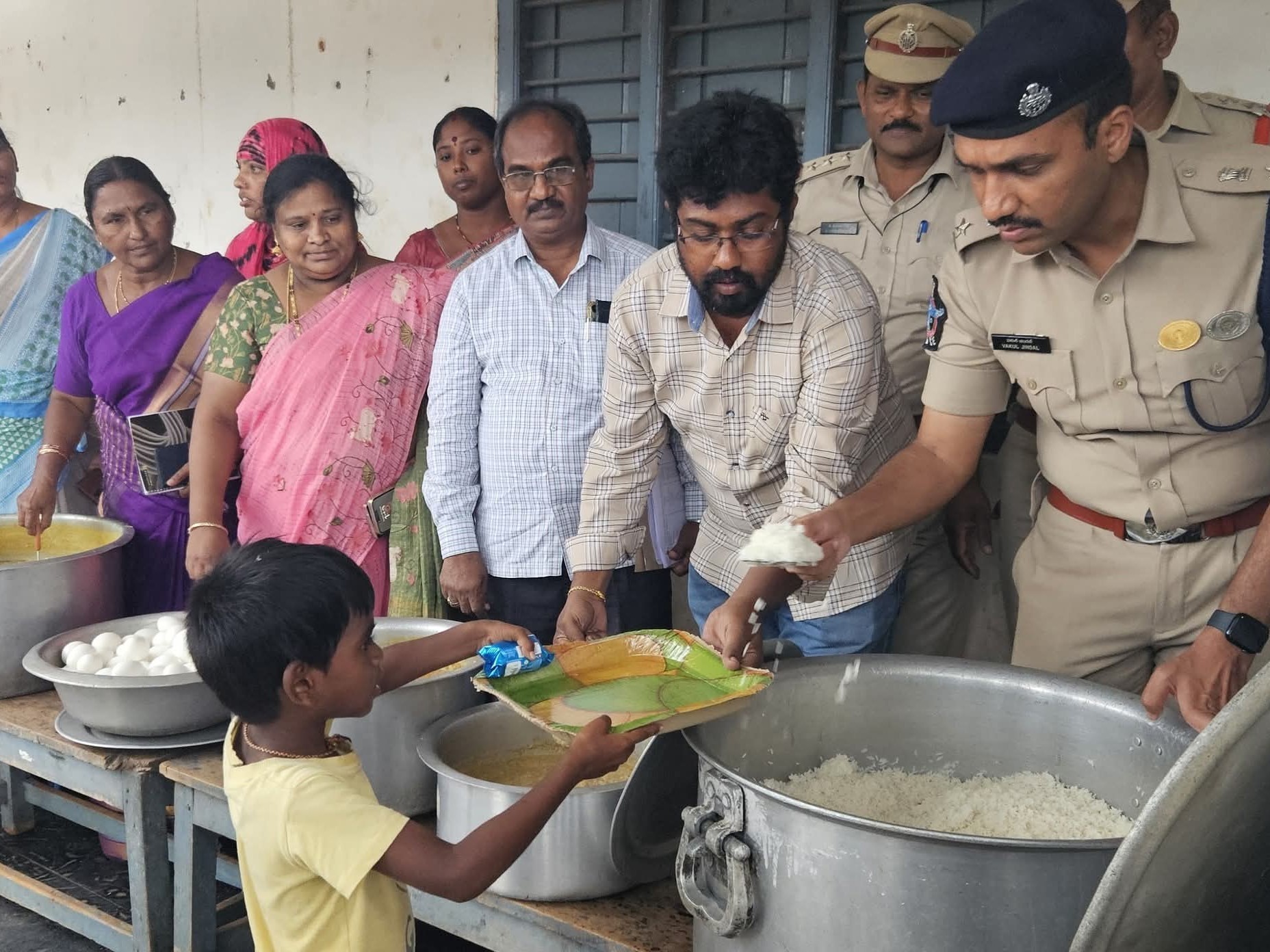 పునరావాస కేంద్రాల్లో జిల్లా ఎస్పీ విస్తృత పర్యటన