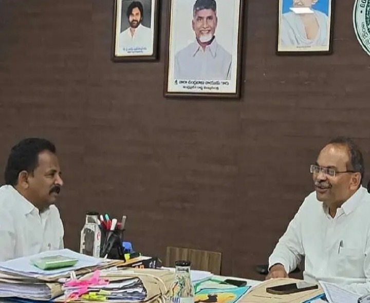 గృహ నిర్మాణంపై చర్చించిన హౌసింగ్ డైరెక్టర్
