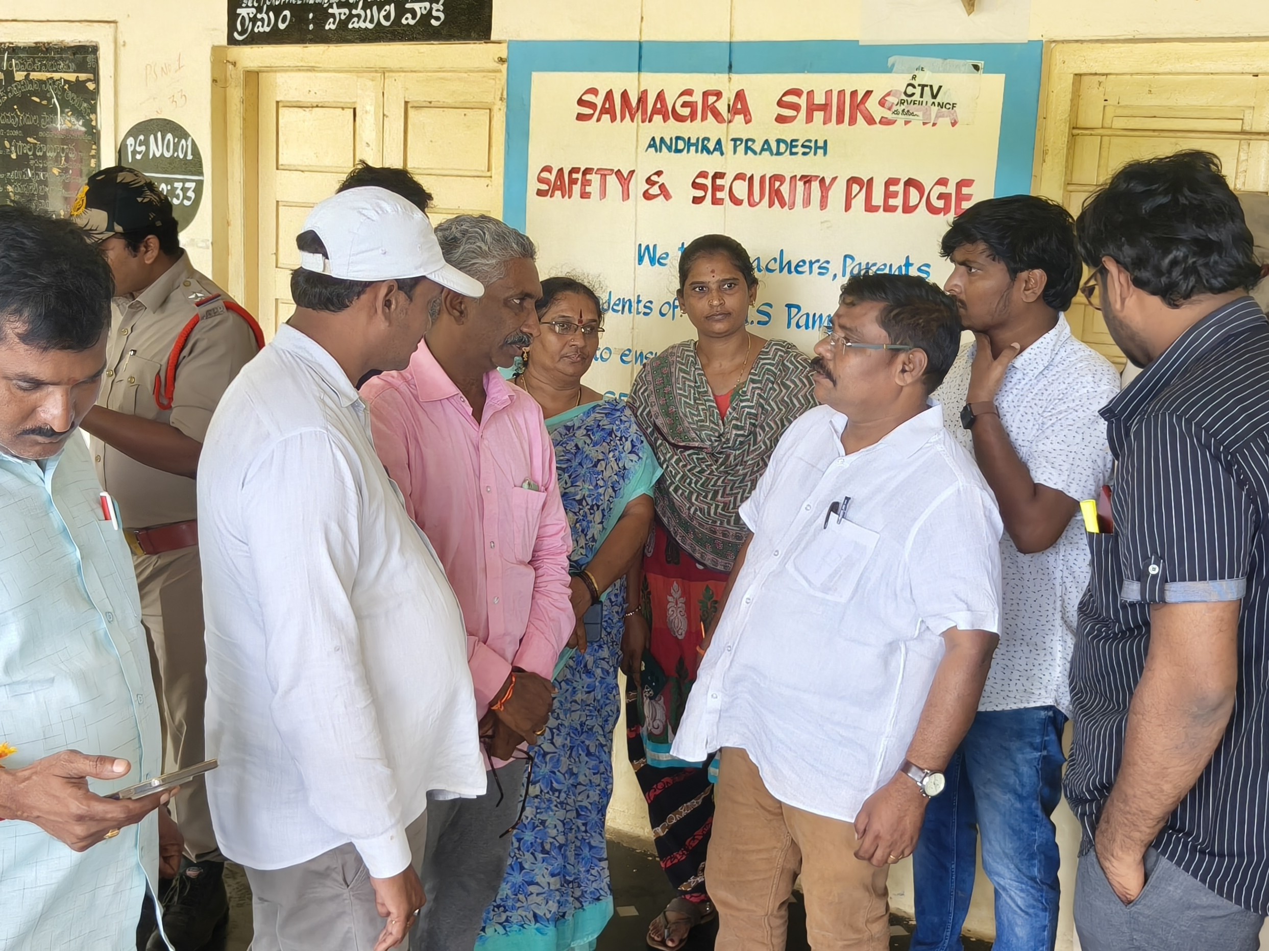 తుఫాన్ షెల్టర్‌ను సందర్శించిన తహసీల్దార్