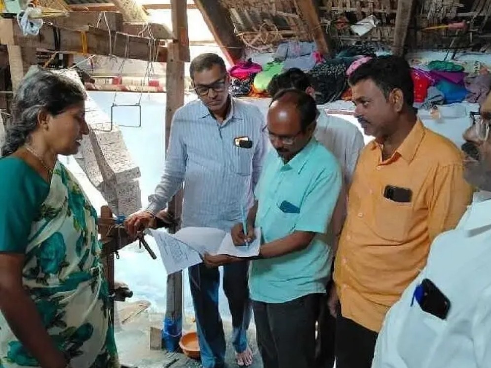 నష్టపోయిన చేనేతల వివరాలు సేకరణ