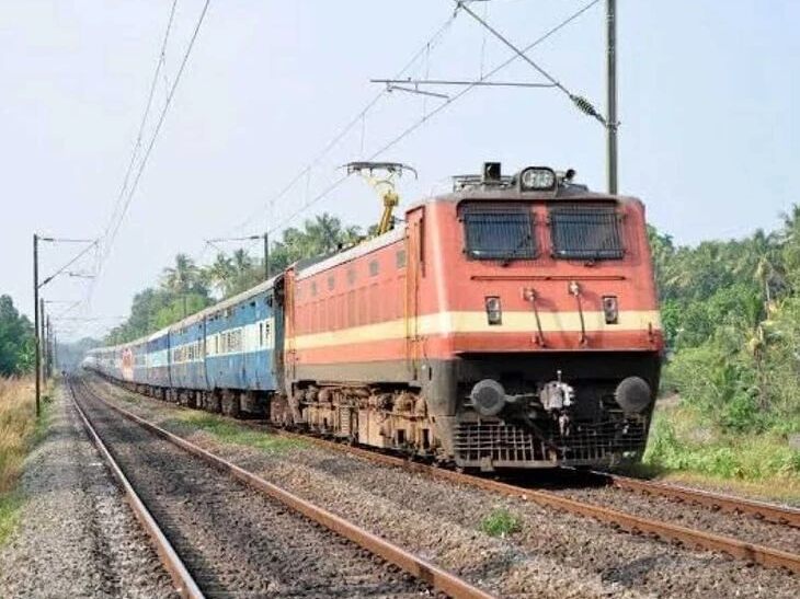 తుపాన్ ప్రభావంతో అనేక రైళ్లు రద్దు