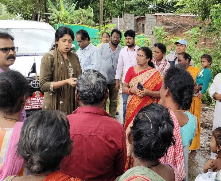 తుఫాను ప్రభావిత గ్రామాలను సందర్శించిన సబ్ కలెక్టర్