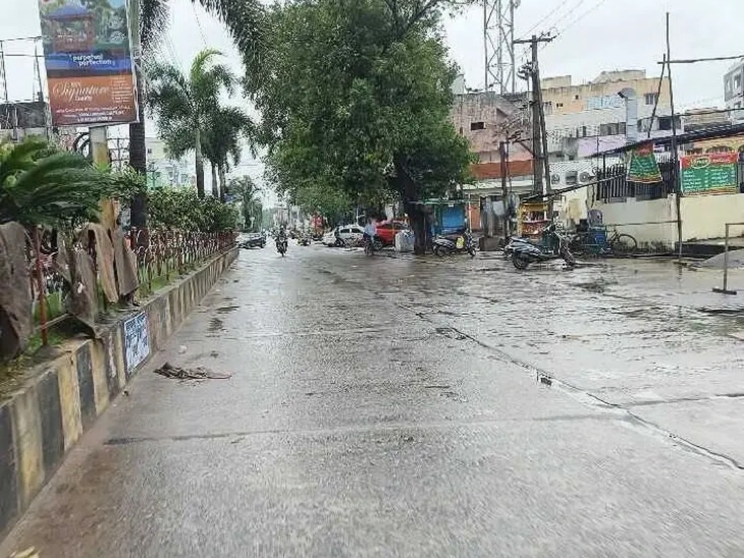 తుపాను తీవ్రతతో నిర్మానుష్యమైన తెనాలి