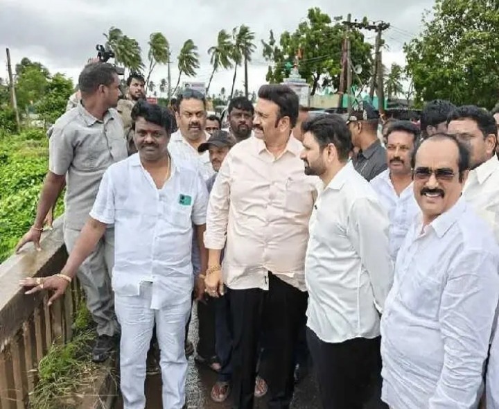 ఉప్పుటేరు వద్ద వరద నీటి ప్రవాహాన్ని పరిశీలించిన ఎంపీ, ఎమ్మెల్యే