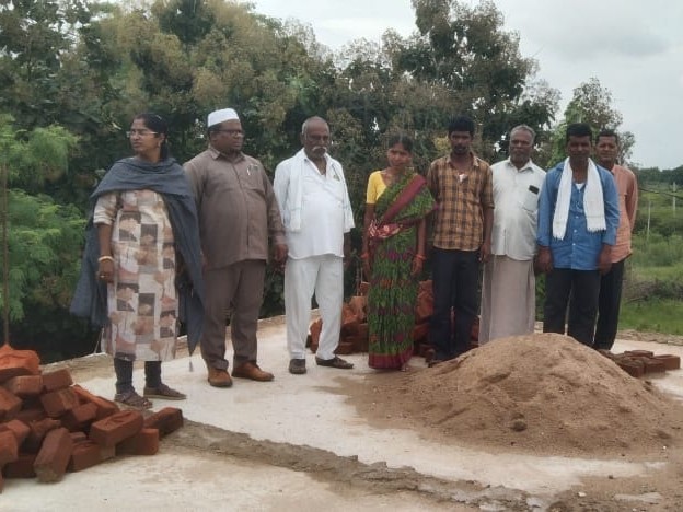 నిర్మాణాలను పరిశీలించిన ఎంపీడీవో