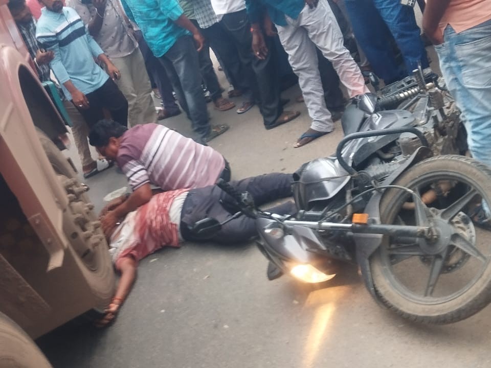 అదుపుతప్పి డివైడర్‌ను ఢీ.. వ్యక్తికి తీవ్ర గాయాలు