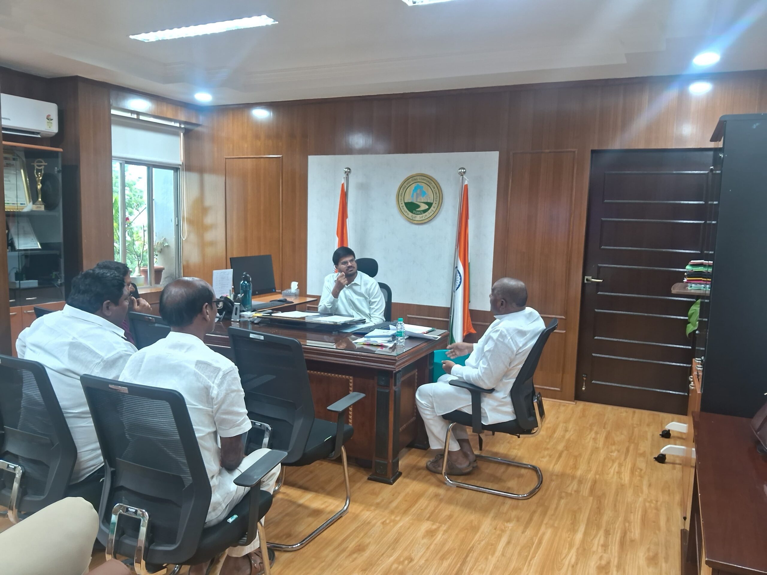 హౌసింగ్ ఎండీని కలిసిన ఎమ్మెల్యే దొంతి