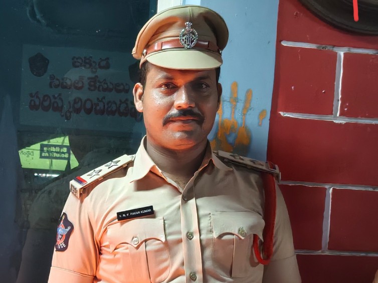 పోలీసుల తుఫాన్ హెచ్చరిక