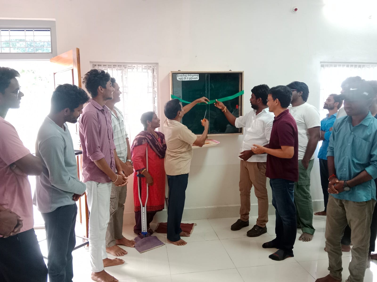 గ్రంథాలయానికి గ్లాస్ నోటీస్ బోర్డు వితరణ