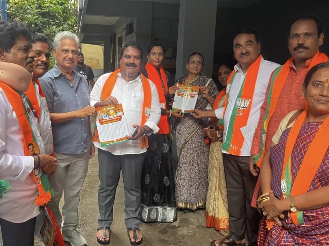 జూబ్లీహిల్స్ ఎన్నికల ప్రచారంలో పాల్గొన్న మాజీ ఎమ్మెల్యే