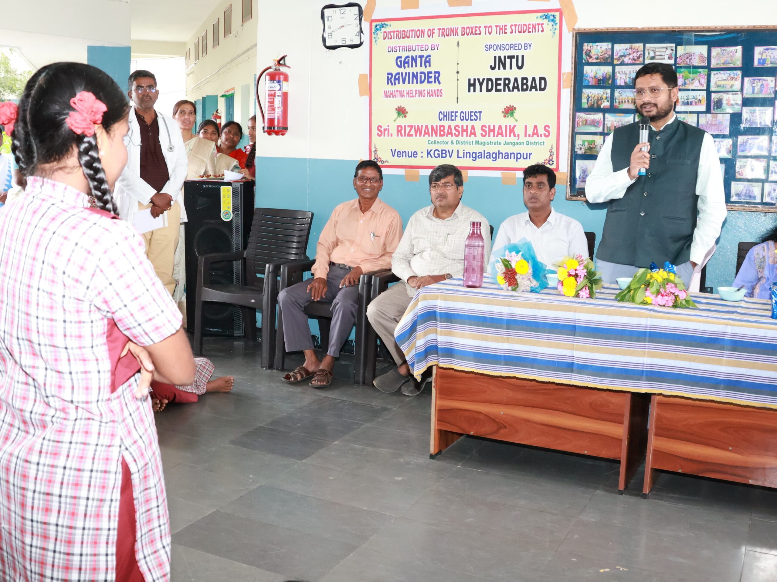 విద్యార్థులు చదువుతో పాటు ఆరోగ్యాన్ని కాపాడుకోవాలి: కలెక్టర్