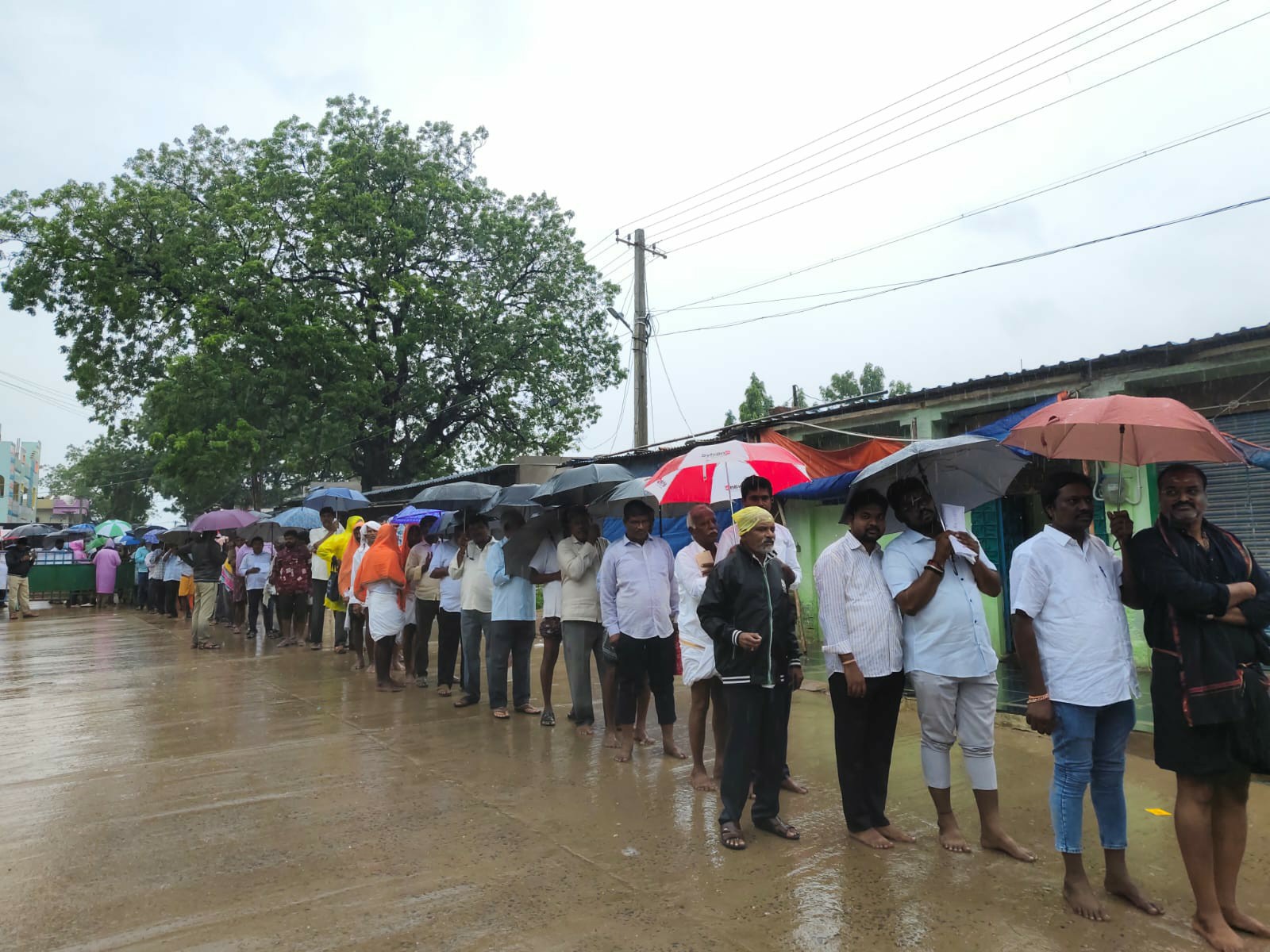 వినతులు సమర్పించిన గ్రామస్తులు