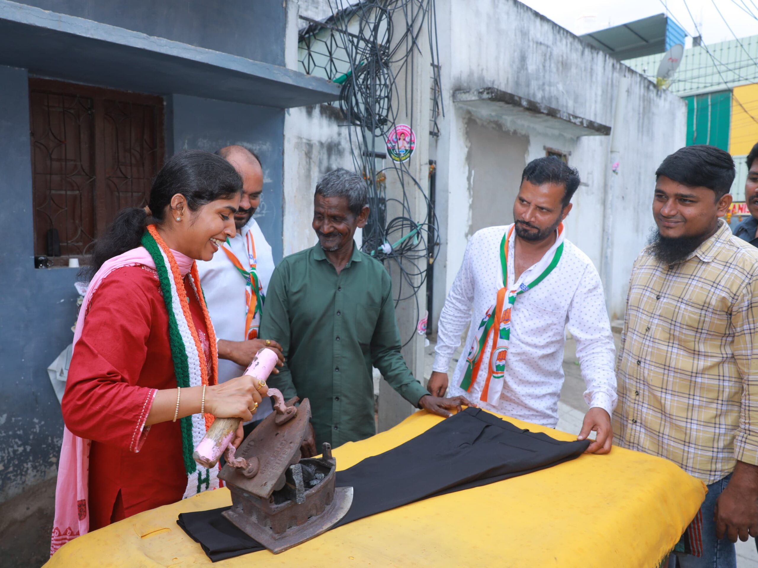 బట్టలు ఐరన్ చేస్తూ ప్రచారం చేసిన ఎమ్మెల్యే యశస్విని రెడ్డి